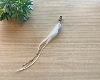 Pendiente de oreja con pluma blanca: Clip de oreja de latón estilo boho festivalero (unidad individual)