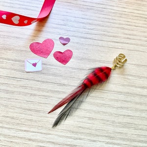 Puño de oreja de plumas, clip de oreja, puño de latón, joyería de plumas rojas y negras, estilo boho (ÚNICO)