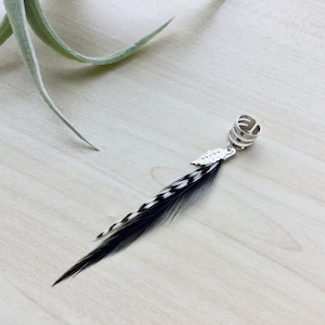 Feder Ohrmanschette, Ohrclip, Silber Manschette, schwarzer Federschmuck, Silber Ohrmanschette mit baumelnder Feder im Boho Stil (EINZELN)