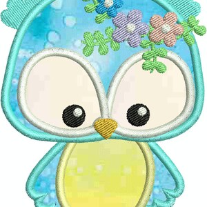 Pode incluir: Uma coruja de desenho animado azul e amarela com uma coroa de flores. A coruja tem olhos grandes e um bico pequeno. O fundo é azul claro com um padrão de bolinhas brancas.