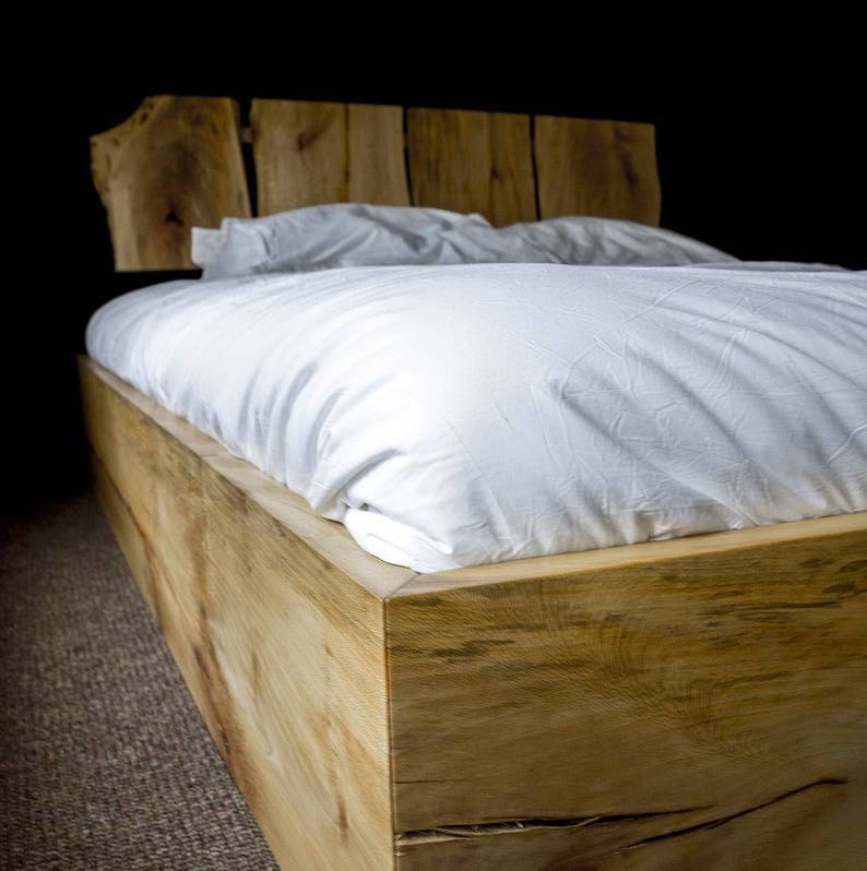 Tweepersoons bed gemaakt van massief hout. Platanen uit Etsy Nederland