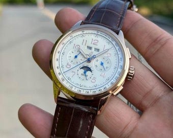 Breitling Premier B25 Datora 42 vintage: esfera color crema y correa de piel de cocodrilo marrón.