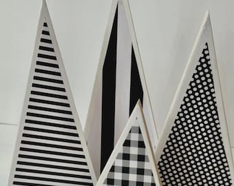 Juego de 4 árboles de Navidad de madera recuperada, decoración navideña moderna en blanco y negro.