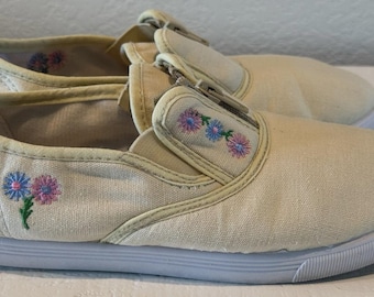 Vintage AMERICAN SWEETHEART Women's Casual Flats zip shoe size 7M light yellow w/flower