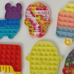 Puede incluir: Juego de tres tazas de cer&aacute;mica con acabado mate moteado. Cada taza presenta un color diferente: azul claro, crema y gris. Las tazas tienen un dise&ntilde;o simple y moderno y un asa c&oacute;moda.