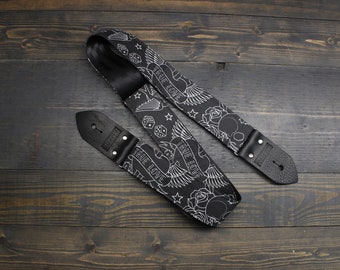 Correa de guitarra con ilustración de tatuaje flash hecha en tela impresa personalizada y material de cinturón de seguridad / Ajustable / Regalo para músicos / Negro