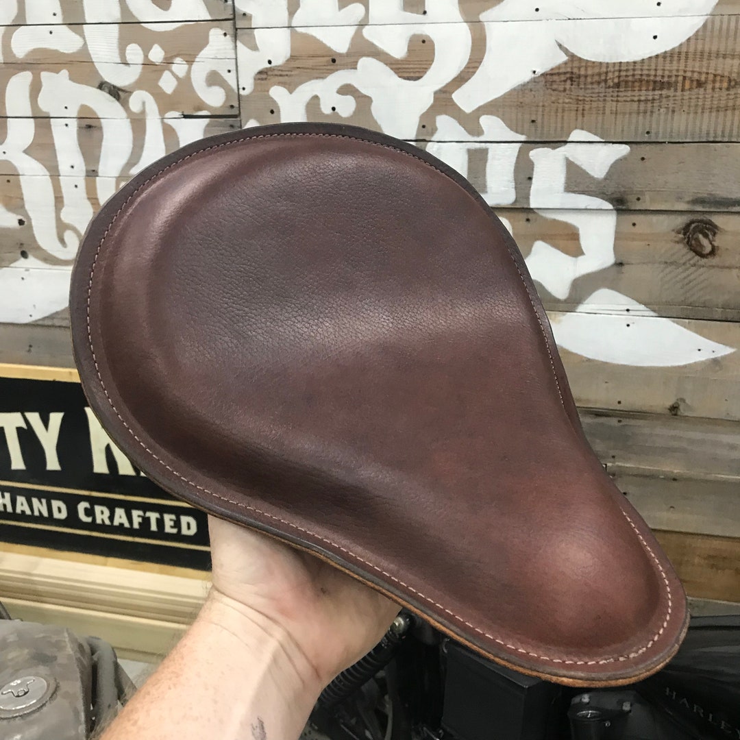 バイクシート ブラウンレザー ステッチ ボバーやチョッパーに最適なブラウンレザーのバイクシート - Etsy 日本