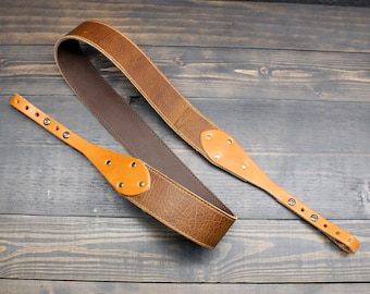 Correa de banjo de cuero marrón bicolor, hecha a mano en EE. UU., para el músico amante de la música country, americana, bluegrass y de raíces.