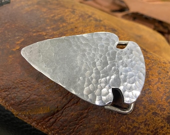 Hebilla de cinturón con punta de flecha personalizada con superficie de metal martillado: fabricada para durar y hecha a mano en EE. UU.