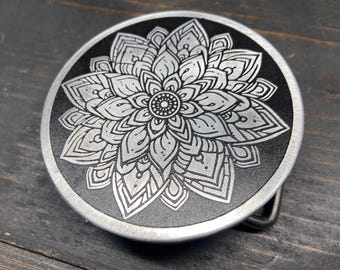 Hebilla de cinturón con patrón de mandala, diseñada para quienes aprecian un viaje espiritual.