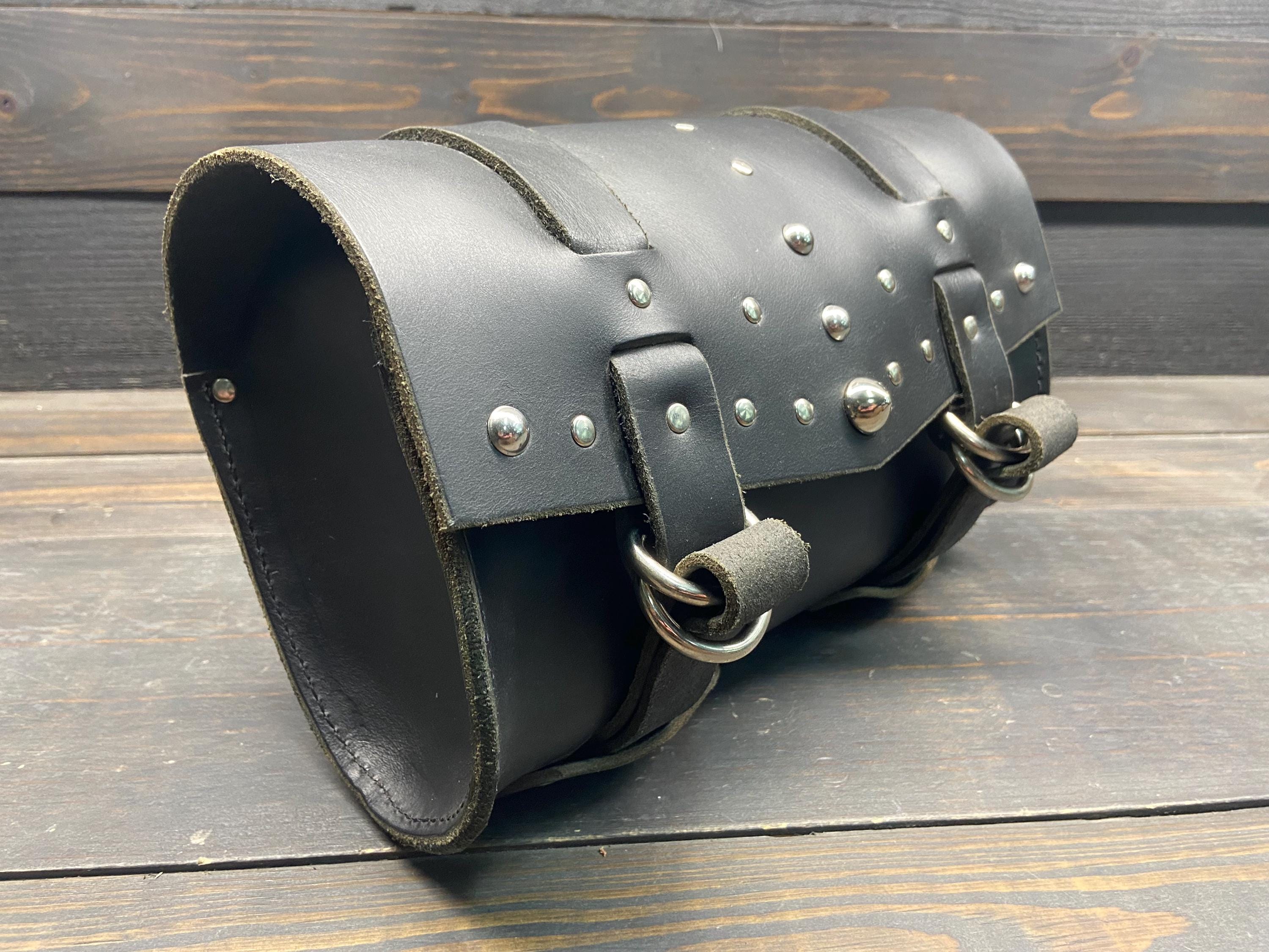 スタッズ付きブラックレザーのバイク用ツールバッグ。ハーレー