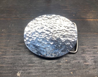 Maßgeschneiderte Gürtelschnalle mit gehämmerter Metalloberfläche, schmales Oval - für eine lange Lebensdauer und handgefertigt in den USA