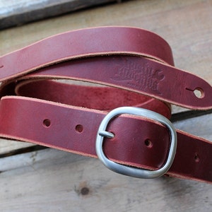 Smalle lederen gitaarriem voor elektrisch, akoestisch, bas, Dobro | Ox Bloed Rood | Unieke Strap | Cadeau voor muzikant | Gemaakt in de VS