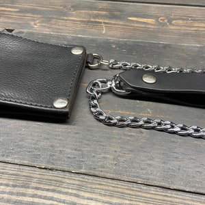 Cartera con cadena de piel de hombre de color negro