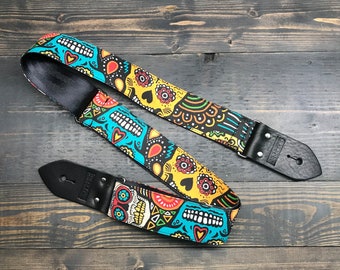 Correa de guitarra con ilustración de calavera de azúcar hecha en tela impresa personalizada y material de cinturón de seguridad / Ajustable / Regalo para músicos / Resistente