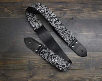 Correia de guitarra com ilustração floral preta Paisley feita em tecido impresso personalizado e material de cinto de segurança | Ajustável | Presente para Músico