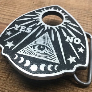 Personalisierte Ouija Planchette Gürtelschnalle aus geätztem Metall - Esoterik Thema - Ouija Brett - Großartiges Geschenk - Geist - Entitäten - Halloween