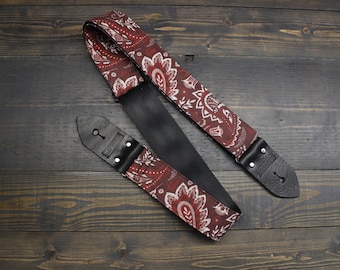 Correa de guitarra con ilustración floral de cachemira roja hecha en tela estampada personalizada y material de cinturón de seguridad / Ajustable / Regalo para músicos