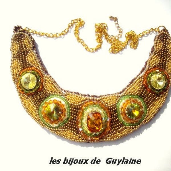 collier plastron brodé de perles de cristal Swarovski