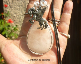 pendentif quartz rose et sa belle licorne, puissance et pureté, talisman, amulette