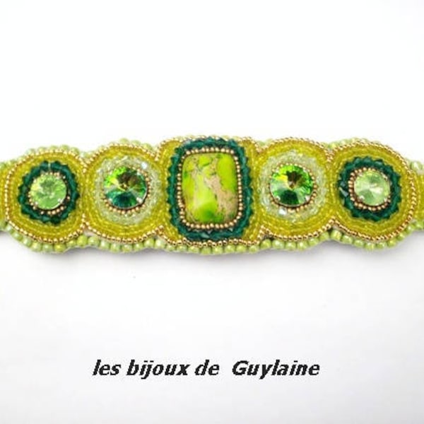 bracelet manchette en pierre jaspe teinté vert brodé de perles de rocailles en plaqué or, verre, cristal