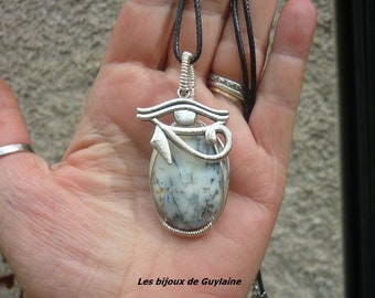 collier pendentif opale dendritique et son oeil d'Horus, amulette,talisman, grigri