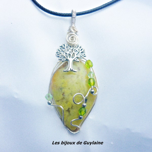 pendentif opale verte , pierre de positivité, talisman, amulette