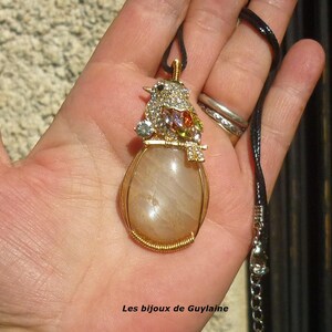 Moonstone pendant and its bird, stone of the goddesses, creativity, emotions, intuition, moonstone necklace, talisman, amulet