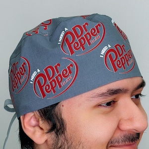 Jag behöver en Dr Pepper-skrubbermössa – Unisex medicinsk mössa, specialdesignad knytband, passar för kort hår