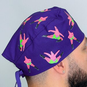 Rolig dansare Patrick Scrub Cap – Unisex medicinsk hatt, specialanpassad knytband, passar för kort hår