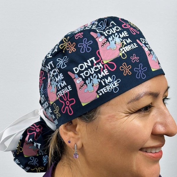 Grappige Patrick Star-scrubmuts – Don't Touch Me I'm Sterile Flowers – Chirurgische muts met paardenstaart op maat voor verpleegkundigen en medisch personeel – UscCreations