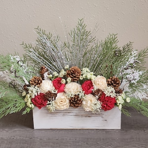 Weihnachtsdekoration] Weihnachtstischdekoration] Saisonales Winterarrangement] Feiertagsdekoration] rot-weiße Dekoration]