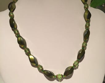 Vintage 1950s Green Beaded Necklace