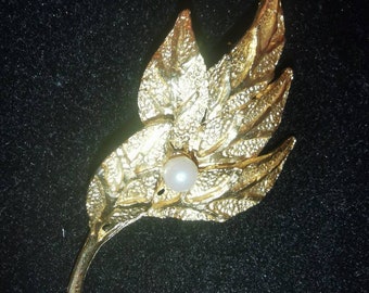 Vintage Gold Tone Leaf and Pearl brooch