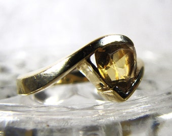 Exquisito anillo de piedra preciosa de citrino de oro de 14K, anillo de solitario triangular único, anillo de gema amarilla contemporáneo moderno, tamaño 7, regalos para ella