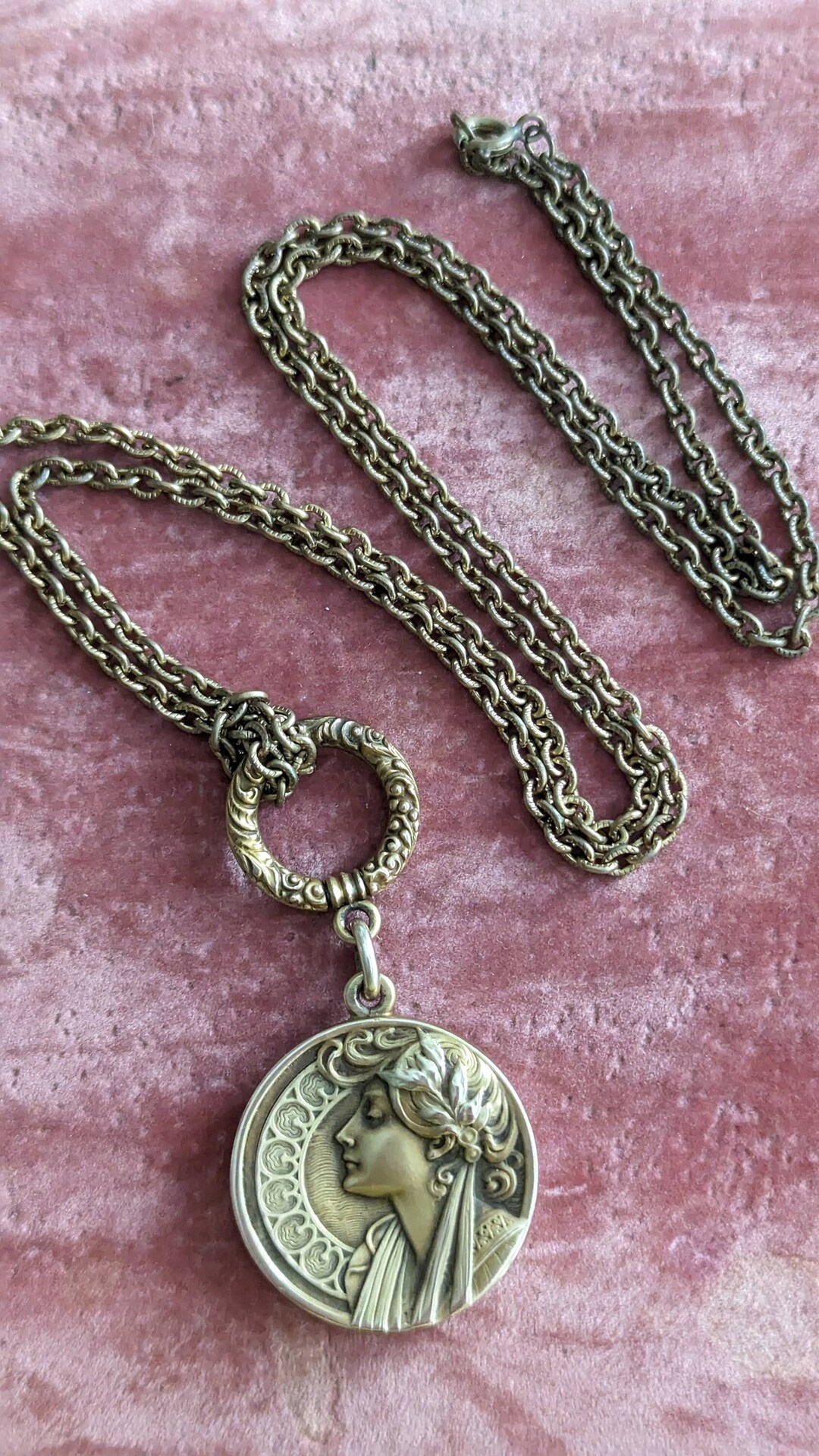 Vintage Laurel Locket | 1920s
