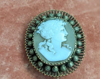 Antique Victorian Cameo & 9ct Gold Brooch/Pin // Tiny Pin // Lace Pin // Beautiful Detail