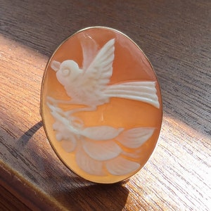 Vintage Bird Cameo & 14K Gold Ring // Beautifully Carved Shell Cameo Ring //  Classic and Timeless // Figural Ring