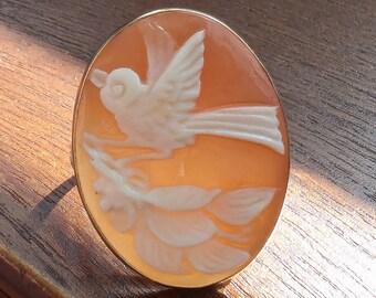 Vintage Bird Cameo & 14K Gold Ring // Beautifully Carved Shell Cameo Ring //  Classic and Timeless // Figural Ring