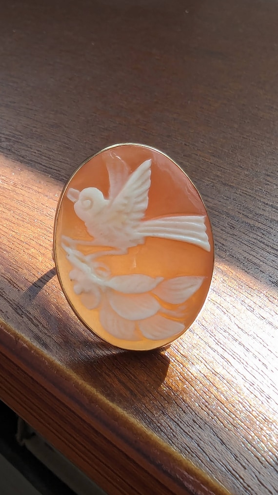 Vintage Bird Cameo & 14K Gold Ring // Beautifully 