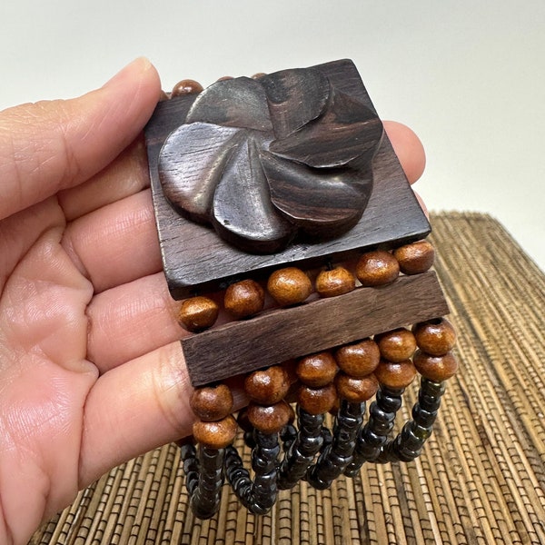 Handgefertigtes Holzarmband mit Blumenmuster und glänzenden Akzentperlen Holzblumenperlen Stretch-Manschettenarmband Perlenarmband Boho-Armband