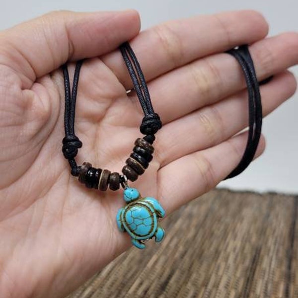 Collier tortue turquoise - collier tortue - collier tortue turquoise - pendentif tortue turquoise cordon noir perles noires - collier de plage