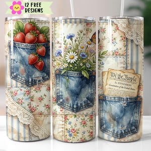 Puede incluir: Vaso de acero inoxidable con diseño de patchwork y bolsillos de mezclilla. Un bolsillo contiene fresas, otro flores silvestres y el tercero un documento con el texto "We the People". El vaso tiene un patrón floral y de encaje.