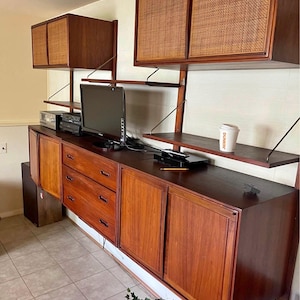 Wonderful mid-century modern modular wall unit. Perhaps Jack Cartwright