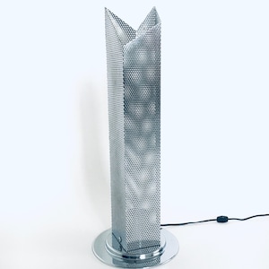 Lampada da tavolo in metallo traforato in acciaio cromato dal design architettonico postmoderno, Italia anni &#39;80