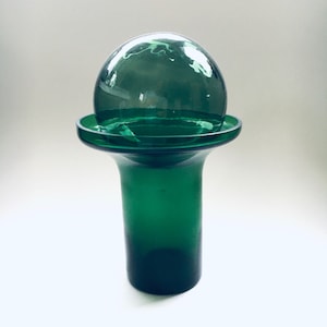 Jarrón de vidrio verde de diseño escandinavo moderno de mediados de siglo con bola, década de 1960