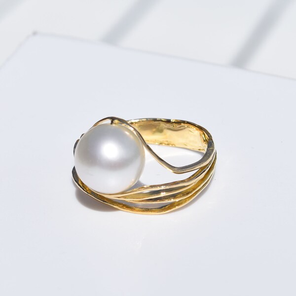 South Sea Australian Pearl Oyster Ring, 18K Yellow Gold, Anniversary Ring, Contemporary Pearl ring