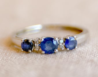 Vintage saffier verlovingsring, rond geslepen, 14k witgoud, sierlijke bruidsring met drie stenen