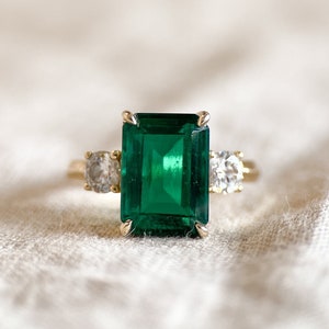 Vintage Emerald Gemstone Ring in 14k Gold, Retro Jewelry from the 1990s - Timeless, Sustainable, @JewelryOnRepeat