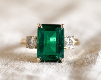 Vintage Emerald Gemstone Ring in 14k Gold, Retro Jewelry from the 1990s - Timeless, Sustainable, @JewelryOnRepeat